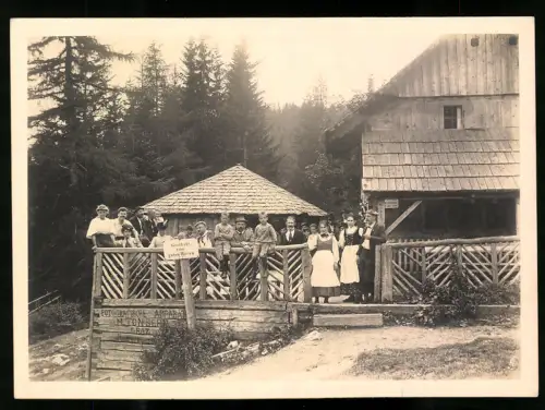 Fotografie Ansicht Steiermark, Gasthaus z. guten Hirten am Hochlantsch, Aussenbereich mit Gästen und Wald