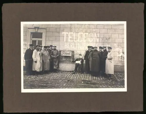 Fotografie Ansicht Berlin, Männer bei der Feldpost-Station, Grossformat 26 x 19cm