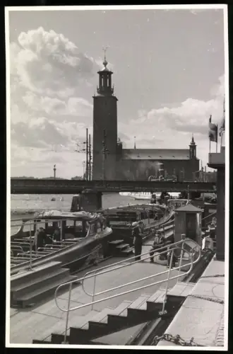 Fotografie Ansicht Stockholm, Rathaus mit angelegten Booten