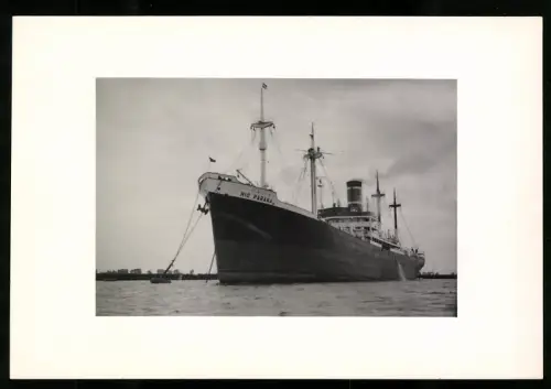Fotografie Frachtschiff Rio Parana mit Ortssilhouette im Hintergrund