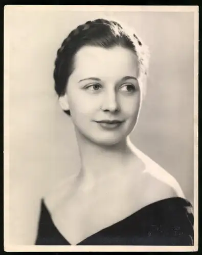 Fotografie DeBarron Studios, New York, Schöne Frau mit freien Schultern und Flechtzopf, Grossformat 20 x 26cm