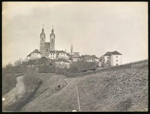 Fotografie Ansicht Maria Saal, Totalansicht mit Kirchtürmen