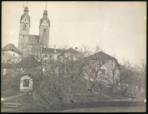 Fotografie Ansicht Maria Saal, Teilansicht mit Kirchtürmen und Wohnhäusern