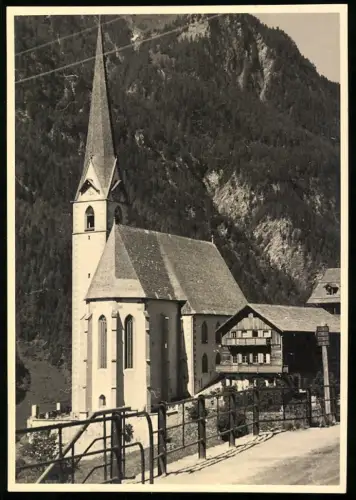 Fotografie Ansicht Heiligenblut am Grossglockner, Kirche mit bewaldetem Bergpanorama im Hintergrund
