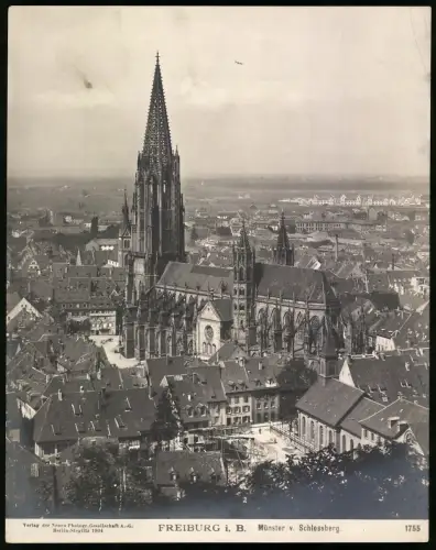 Fotografie NPG, Ansicht Freiburg i. B., Vogelschau auf Münster und Schlossberg, Totalansicht des Ortes