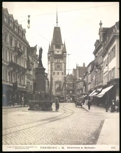 Fotografie NPG, Ansicht Freiburg i. B., Partie in der Kaiserstrasse mit Blick zum Martinstor und Brunnen, 20 x 25cm