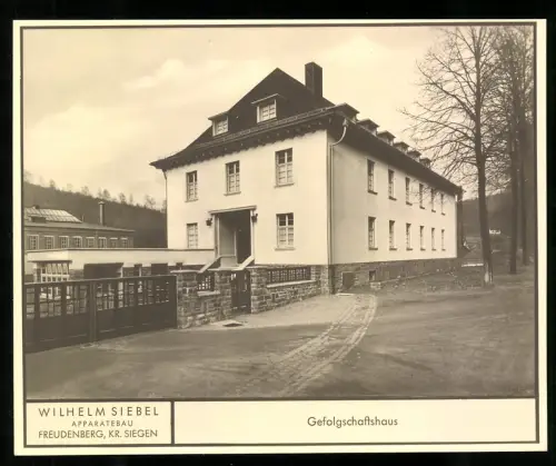 11 Fotografien Ansicht Freudenberg i. Westf., Wilhelm Siebel Apparatebau, Werks-Klosettanlagen und Waschräume