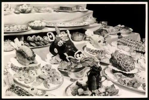 2 Fotografien Köche und üppiges Buffet auf einem Tisch