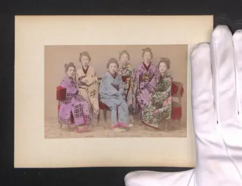 Fotografie Tokio, Geishas im Kimono und Ortspartie auf der Rückseite, handkoloriert