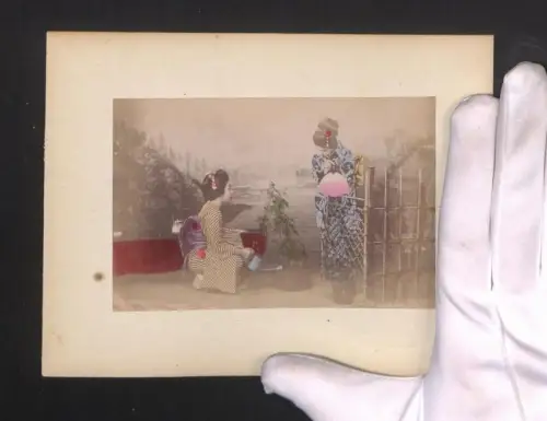 Fotografie Zwei Geisha bei der Pflanzenpflege, belebte Strasse in Yokohama, handkoloriert