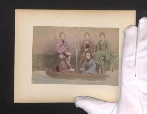 Fotografie Geisha sitzen am Wasser und in einem Boot, Ortspartie in Yokohama mit Ruderbooten, handkoloriert