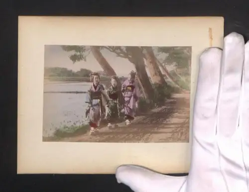 Fotografie Geisha in Kimono spazieren am Wasser entlang, belebte Strassenpartie in Yokohama, handkoloriert