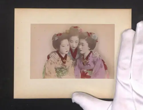 Fotografie Drei Gesiah mit diversem Haarschmuck, Wasserpartie mit Segelboot, handkoloriert