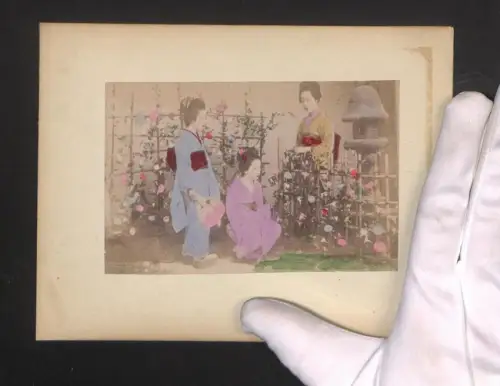 Fotografie Drei Geisha im Kimono bei der Gartenarbeit, Blick auf Mt. Fuji, handkoloriert