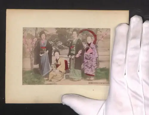 Fotografie Vier Geisha im Kimono mit Sonnenschirmen, Totalansicht von Yokohama, handkoloriert