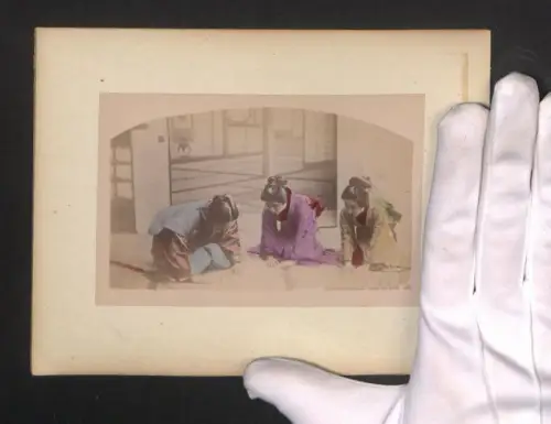 Fotografie Zwei Geisha bei einer rituellen Begrüssung, Pavillon in Nikko, handkoloriert