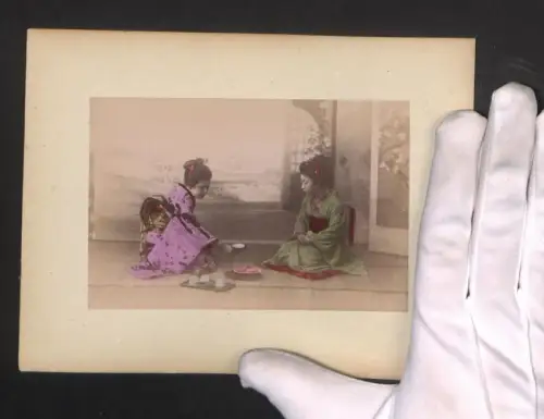 Fotografie Zwei Geisha bei der Teezeremonie, Ortspartie in Nikko mit Blick auf eine Brücke, handkoloriert