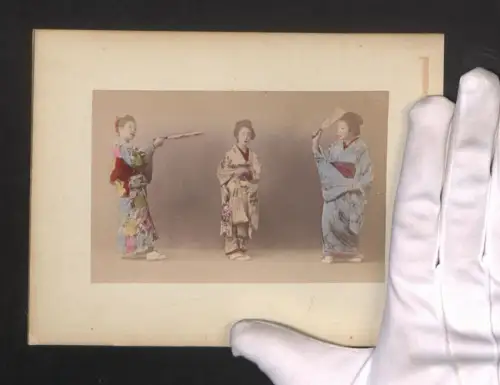 Fotografie Drei Geisha im Kimono mit Fächern und Wasserpartie vor einem Haus, handkoloriert