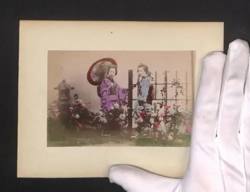 Fotografie Zwei Geisha im Rosengarten mit Sonnenschirm, belebte Strasse in Tokyo, handkoloriert