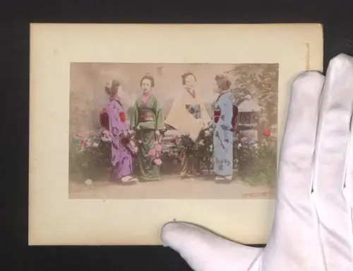 Fotografie Drei Geisha im Kimono stehen im Rosengarten, Partie in Tokyo am Wasser, handkoloriert