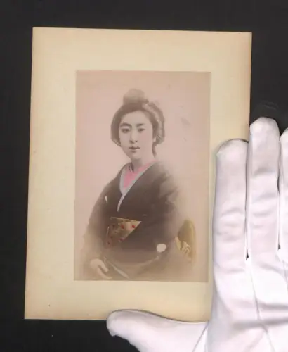 Fotografie Portrait einer Geisha im Kimono, Partie in Nagasaki mit Brücke, handkoloriert