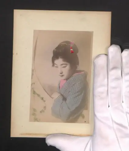 Fotografie Hübsche Geisha im Kimono und Totalansicht von Nagasaki, handkoloriert