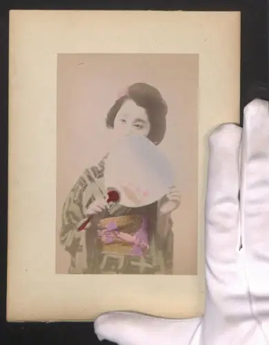 Fotografie Geisha im Kimono mit einem Fächer, Ortspartie mit Torii-Tor in Nagasaki, handkoloriert