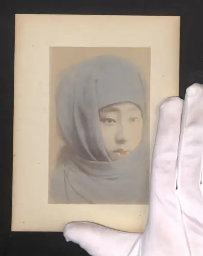 Fotografie Geisha mit Kopftuch im Halbprofil, idyllische Ortspartie mit Insel, handkoloriert