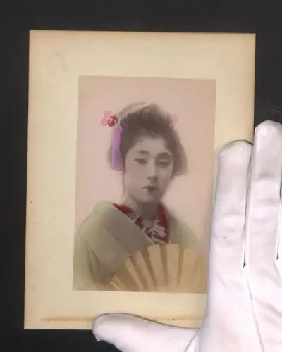 Fotografie Geisha im Kimono mit Fächer und Haarnadel, Uferpartie in Nagasaki mit Ruderboot, handkoloriert