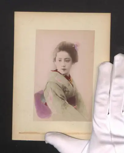 Fotografie Hübsche junge Geisha im Kimono mit Haarnadel, Uferpartie in Nezumijima mit Segelschiffen, handkoloriert