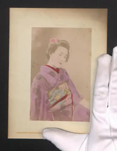 Fotografie Hübsche Geisha im Kimono, zwei bewachsene kleine Inseln in der Matsushima-Bucht, handkoloriert