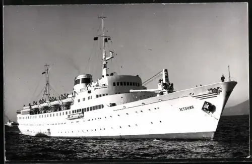 Fotografie Sowjetisches Passagierschiff Estonia vor einer Küste liegend