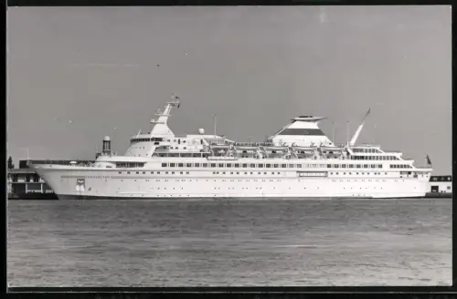 Fotografie Sowjetisches Passagierschiff Kazakhstan in einem Hafen, 1976
