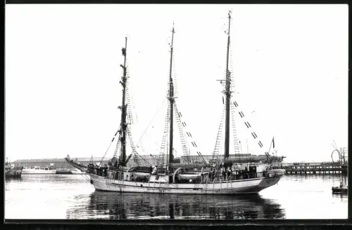 Fotografie Sowjetische Dreimastschoner Kropotkin aus Leningrad in einem Hafen