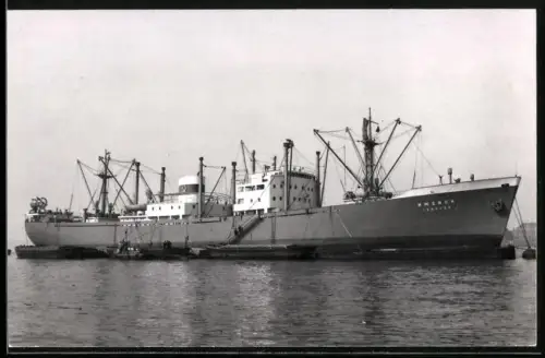 Fotografie Sowjetisches Frachtschiff Izhevsk mit längsseits festgemachten Schuten