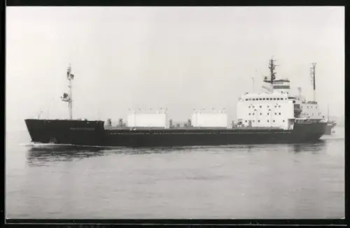 Fotografie Sowjetisches Frachtschiff Ivan Sussanin in Fahrt vor der Küste