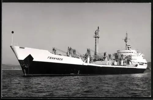 Fotografie Sowjetisches Frachtschiff Genichesk mit Schwergut-Ladebäumen vor Anker liegend, 1966