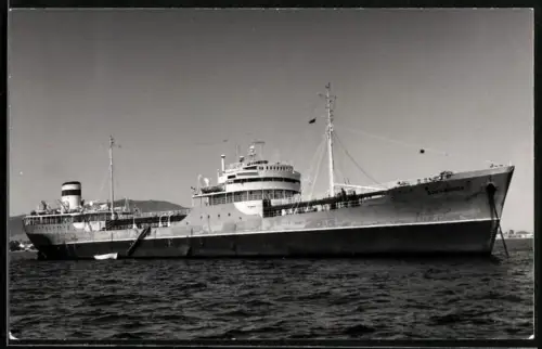 Fotografie Sowjetisches Tankschiff Dzershinsk vor der Küste vor Anker liegend