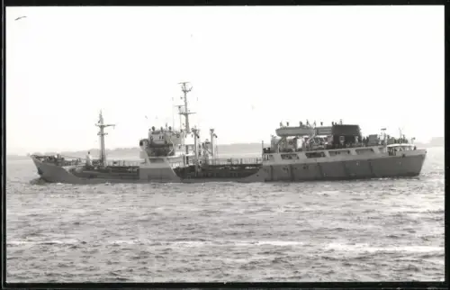 Fotografie Sowjetisches Frachtschiff Jugla tief beladen in Fahrt