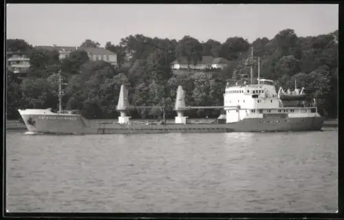 Fotografie Sowjetisches Frachtschiff Evgenyi Onufriev vor der Küste