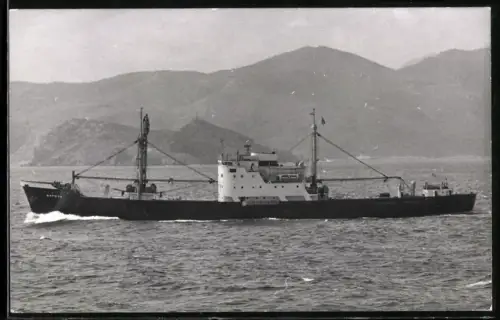 Fotografie Sowjetisches Frachtschiff Firjuza vor bergiger Küste