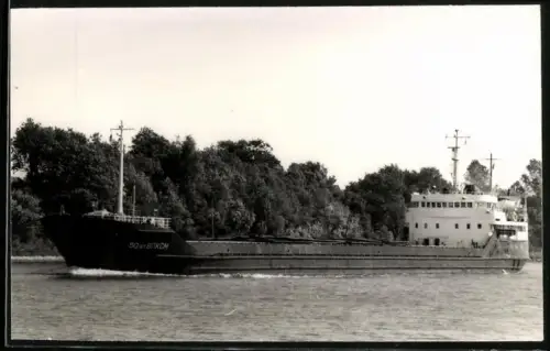 Fotografie Sowjetisches Frachtschiff 50 Let VPKSM in Fahrt nahe dem Ufer