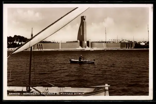 AK Brindisi, Monumento Nazionale al Marinaio d`Italia con barca a vela in primo piano