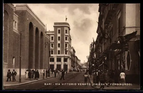 AK Bari, Via Vittorio Veneto (Chiesa S. Ferdinando) con passanti e edifici storici