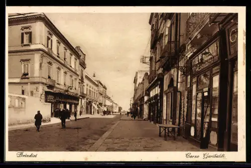AK Brindisi, Corso Garibaldi con edifici storici e passanti sul viale