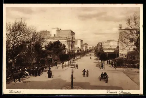 AK Brindisi, Piazzale Stazione, Vista panoramica della strada con passanti e carrozze