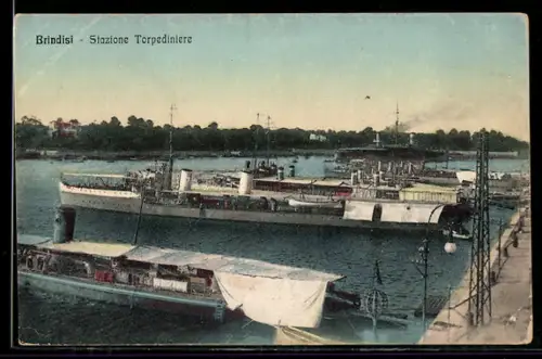 AK Brindisi, Stazione Torpediniere con navi al porto