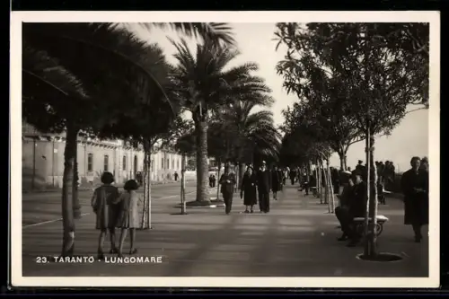 AK Taranto, Lungomare con persone che passeggiano tra le palme lungo la strada