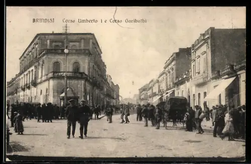 AK Brindisi, Corso Umberto I e Corso Garibaldi con folla e carrozze