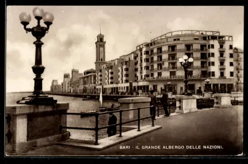 AK Bari, Il Grande Albergo delle Nazioni lungo il lungomare con lampioni e passanti